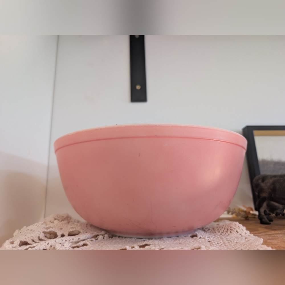 Flamingo Pink Pyrex White Glass Mixing Bowl. Vintage 1950s #404 4qt